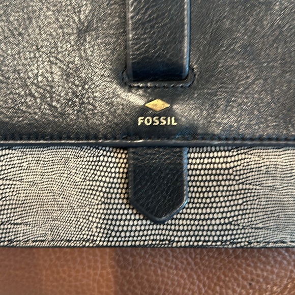 LIKE NEW FOSSIL Crossbody - Picture 2 of 7